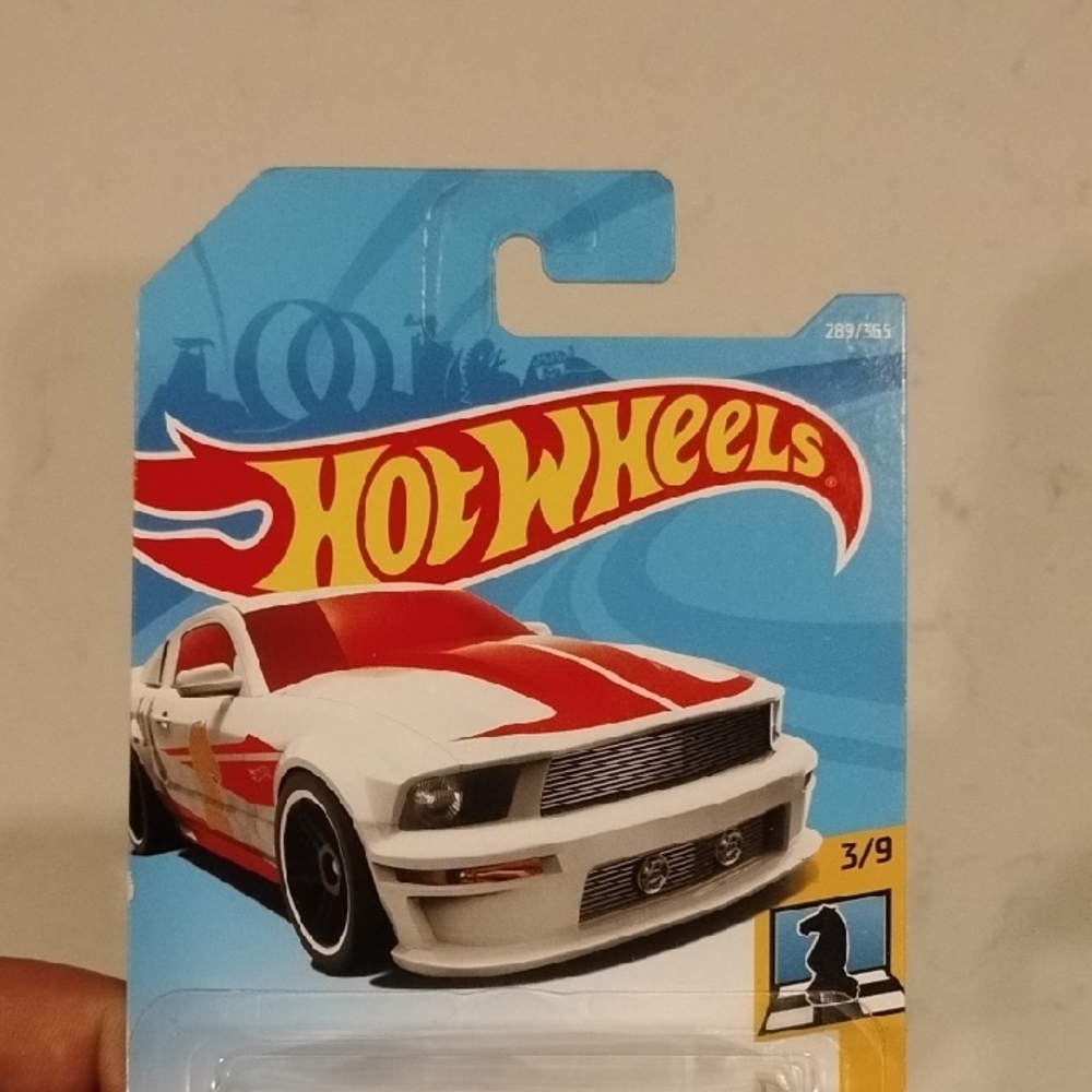 Mattel Hot Wheels '07 Ford Mustang - Red and White - Picture 7 of 8